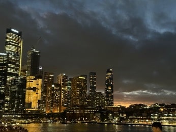 Sydney bei Nacht – der Ausblick von den Treppen des Opern Hauses aus