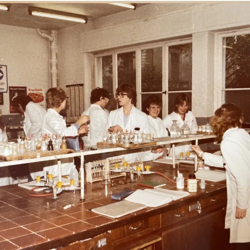 Sabine Böhling im Labor der Chemieschule Fresenius 1984