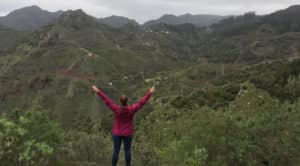Julia Gawron bei einer Wanderung im Anaga-Gebirge auf Teneriffa