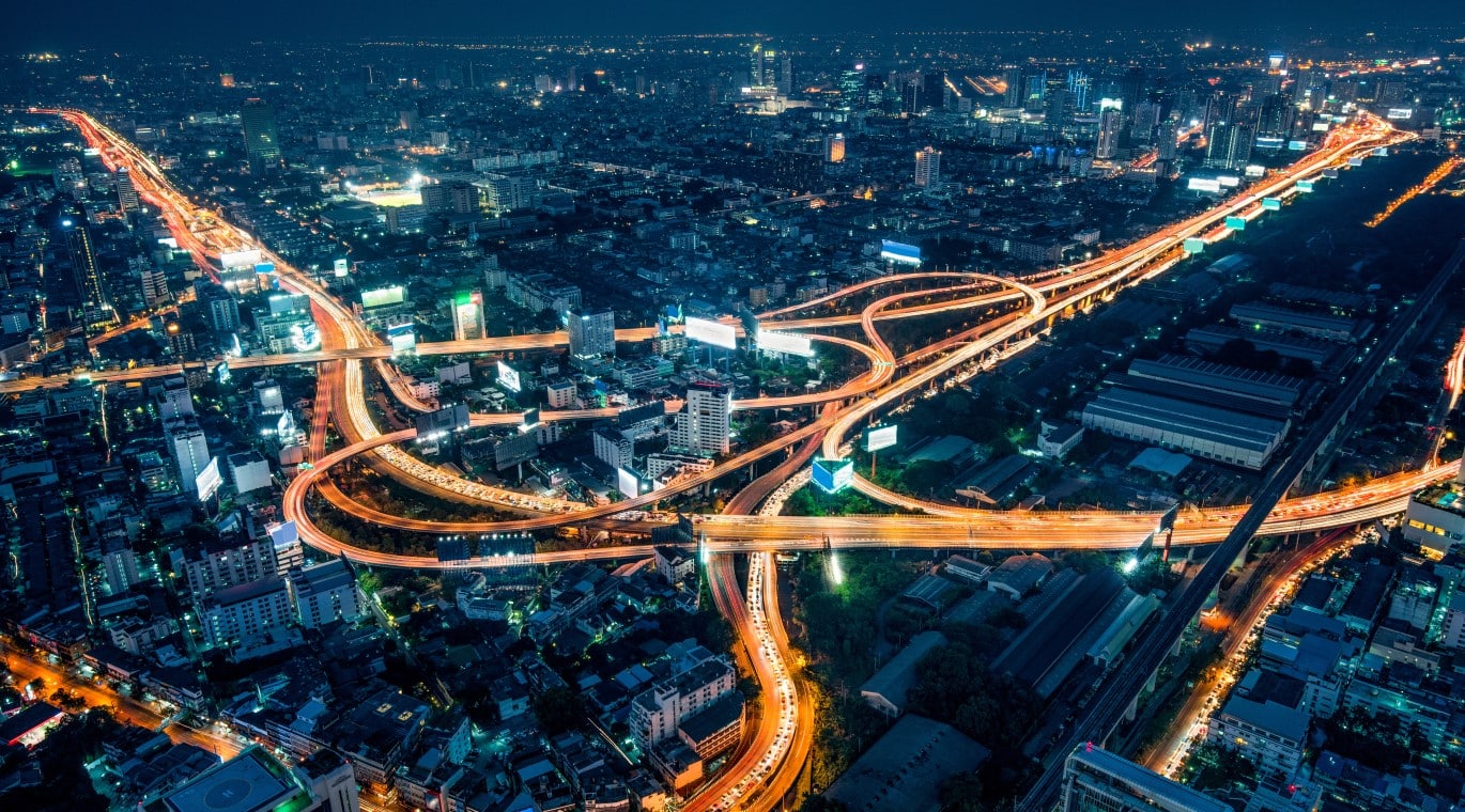 Blick von oben auf den nächtlichen Verkehr in einer Großststadt.