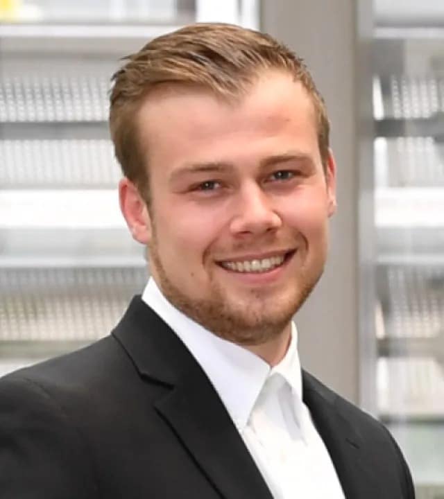Oliver Vinsant studierte Tourismus-, Hotel- und Eventmanagement und arbeitet heute als Consultant.