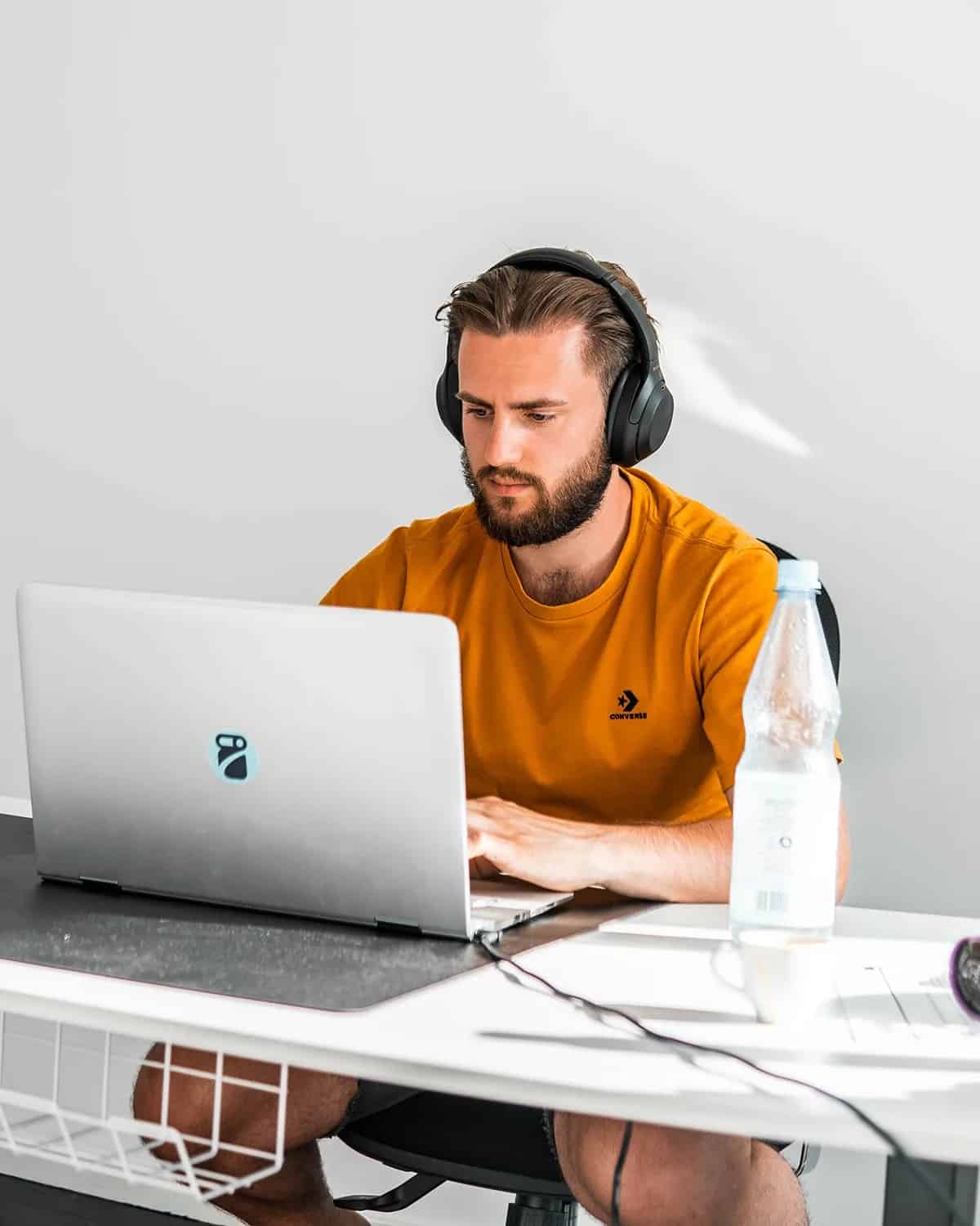 Fabio Hildenbrand bei der Arbeit im Office.