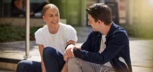 header_studierende_campus_mann_frau_pause