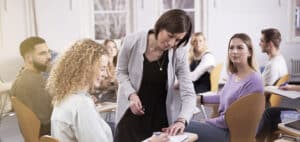 header_vorlesung_prüfung_dozentin_klassenraum_studierende