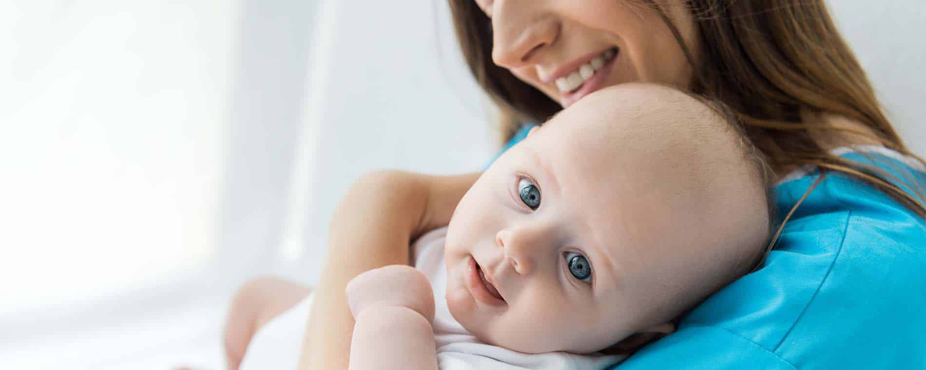 Frau mit Baby - Was tun bei psychischen Störungen bei Eltern?