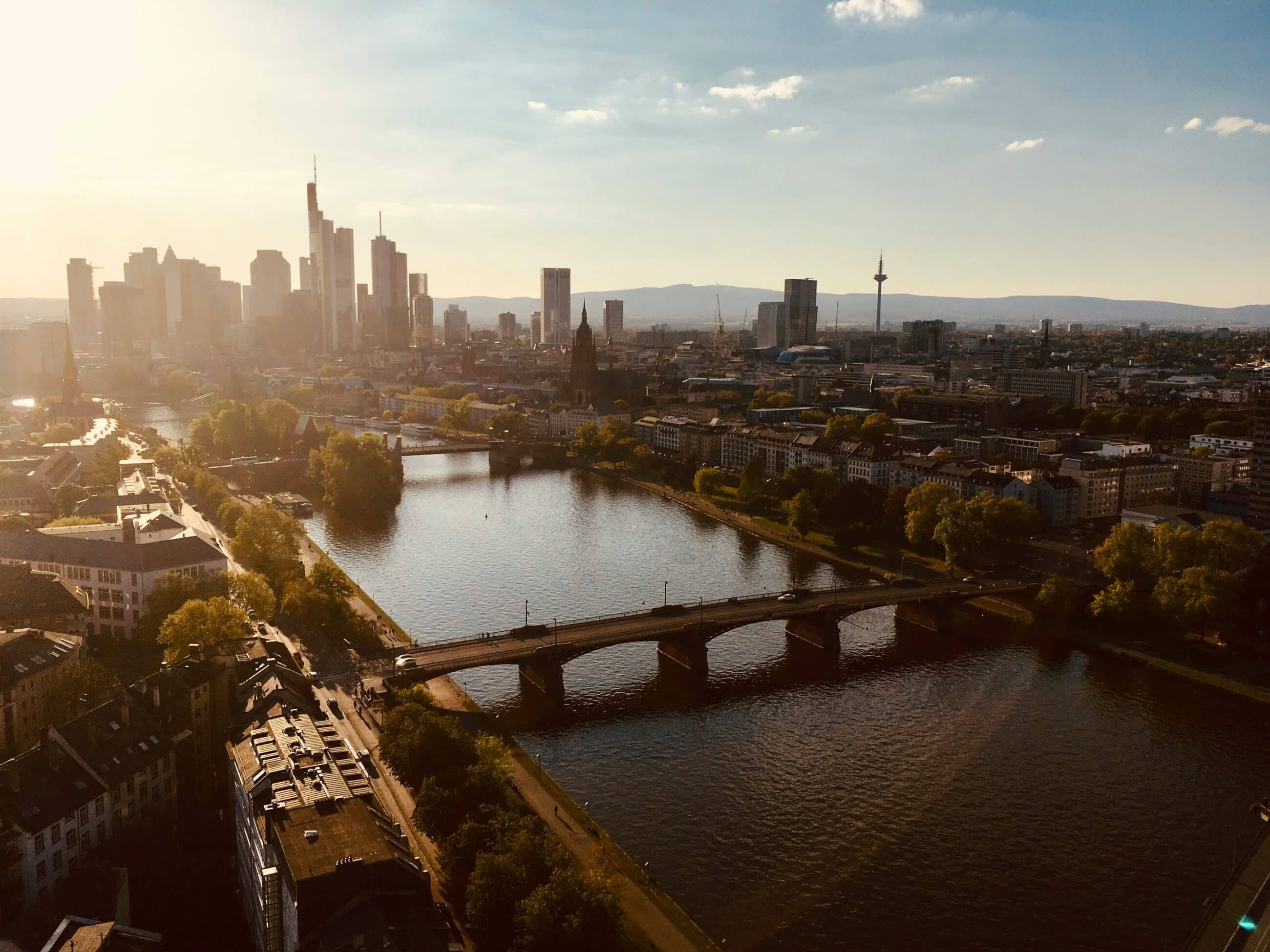 Die Skyline im Hintergrund ist hier die schöne Stadt Frankfurt am Main zu sehen.