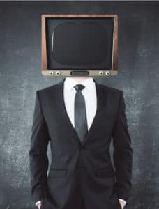 Mann im Anzug mit einem Fernseher als Kopf