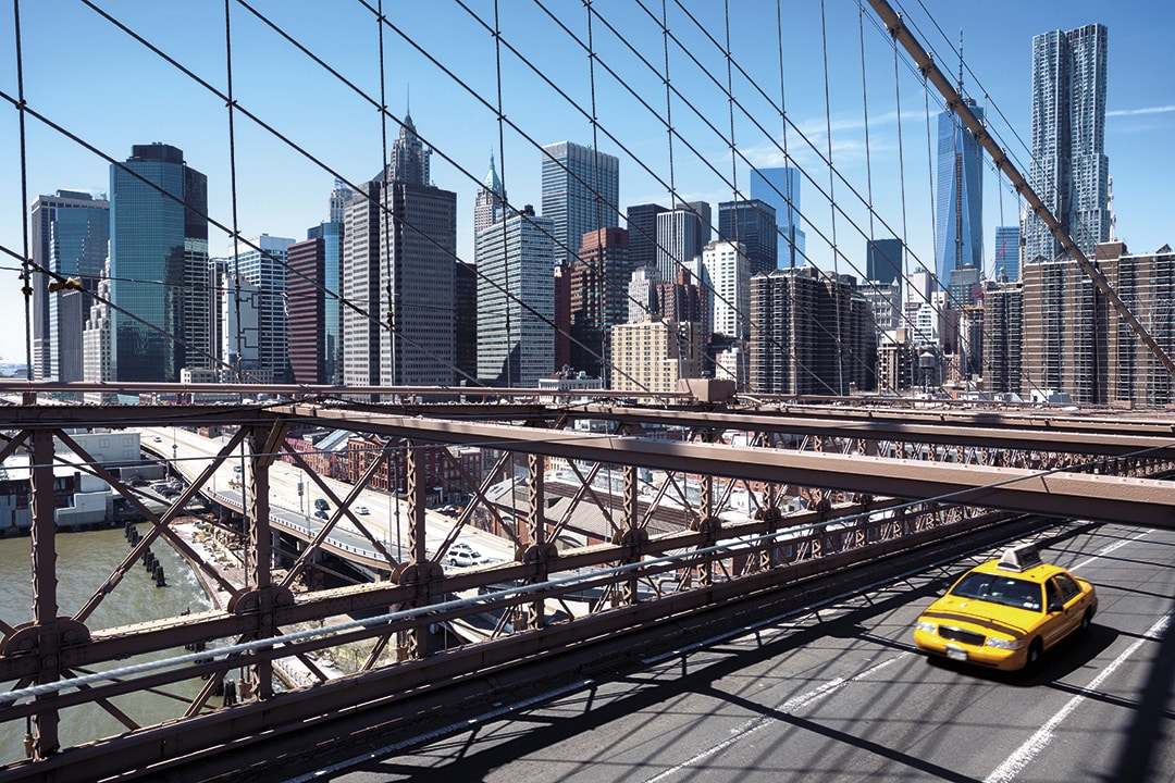 Die Skyline der US-Metropole New York ist von der Brooklyn Bridge aus zu sehen.