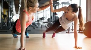 Zwei Frauen trainieren im Fitnesstudio