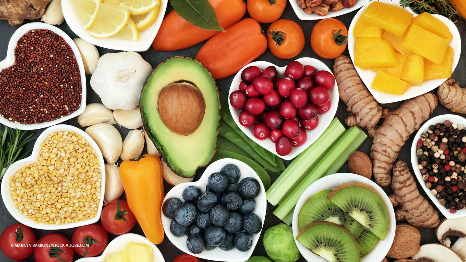 Schüsseln mit gesundem Obst und Gemüse
